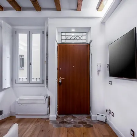 Unique In Center Apartment